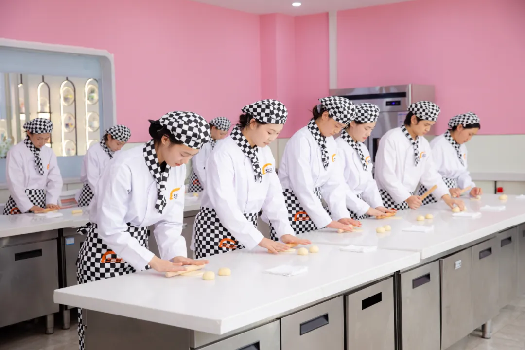 138款,全品类覆盖!新东方烹饪教育精品面包特训营圆满收官,新疆新东方师资硬核升级赋能教学! 138款,全品类覆盖!新东方烹饪教育精品面包特训营圆满收官,新疆新东方师资硬核升级赋能教学!